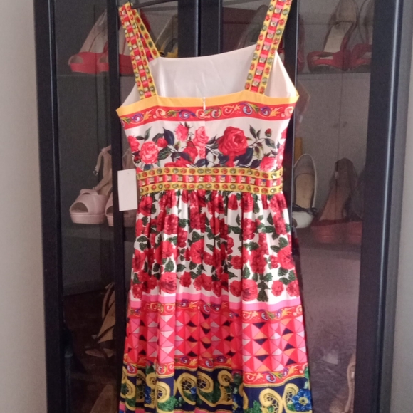 A beautiful dress ,still with the tag on... - Picture 4 of 8